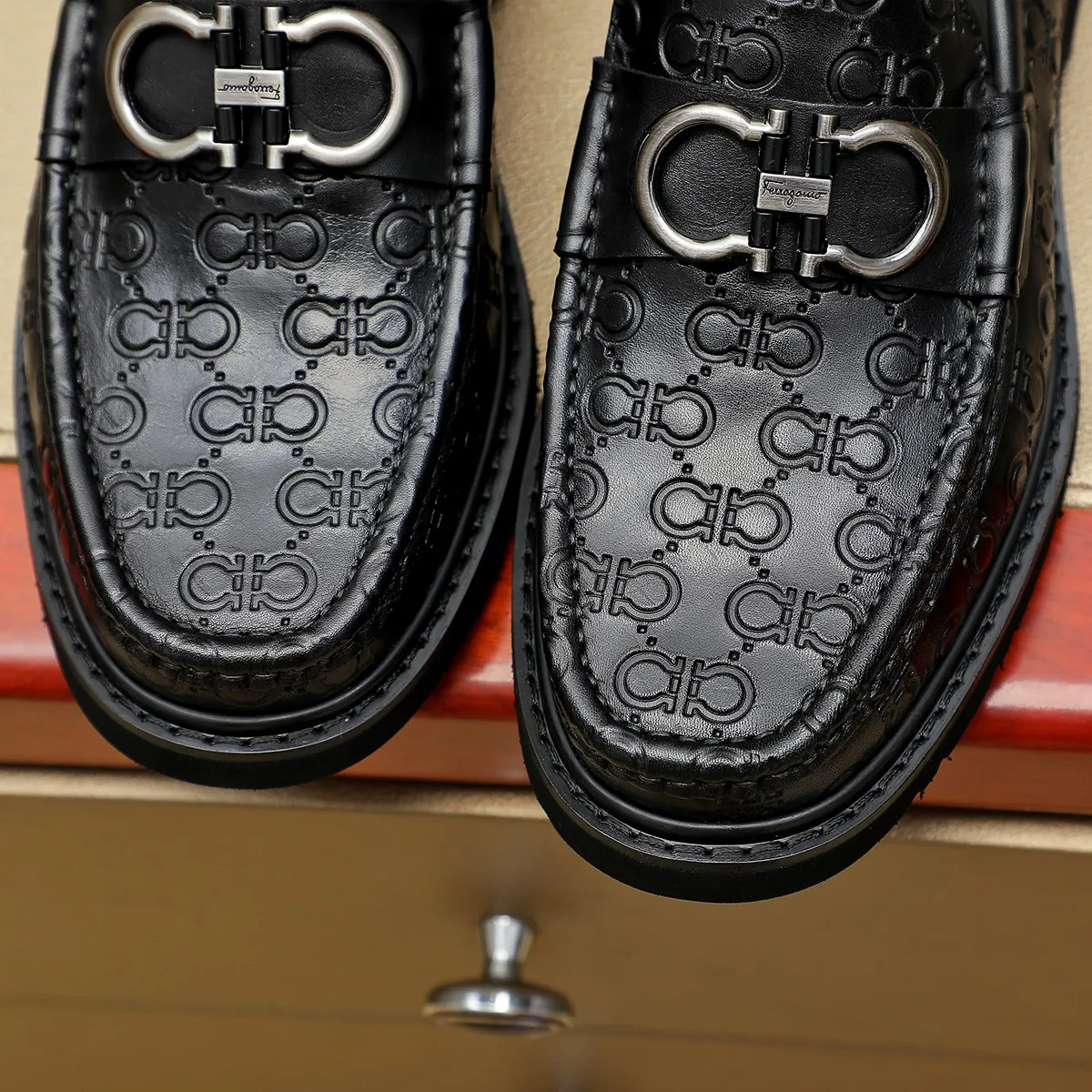 Men's shoes 💰500 Ferragamo [Ferragamo] top imported suit men's shoes 💯Original copy of the official website, product materials: selected imported embossed calfskin + luxury hardware buckle accessories ~ imported water-dyed cow 🐂 leather lining. Strong three-dimensional visual effect, original combination outsole, multiple colors available😘 Size: 38-44 (.45.46. Customized)